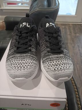 APL TechLoom Pro Knit Sneakers in Black and White Women's Size 5.5 New